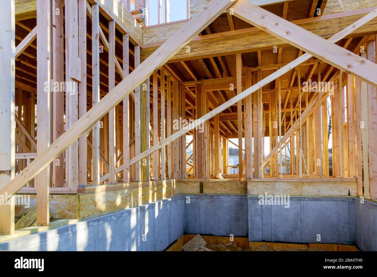 Casa de vigas de madera del techo encuadre inicio construcción residencial Foto de stock