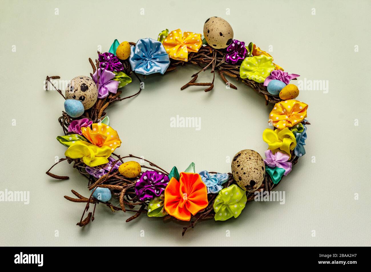 Corona de mimbre de Pascua hecha a mano con huevos de codorniz y flores hechas a mano. Ramas de abedul, punto polka cinta satinada. Estancia en el concepto de casa. Festiva Semana Corona de mimbre de Pascua hecha a mano con huevos de codorniz y flores hechas a mano. Ramas de abedul, punto polka cinta satinada. Estancia en el concepto de casa. Festiva Semana