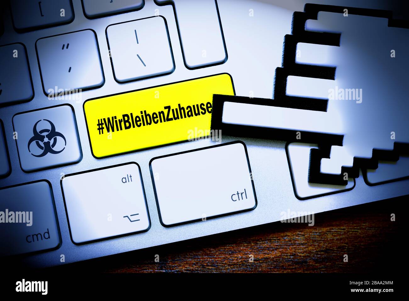 FOTOMONTAJE, clave de ordenador con el hashtag #WirBleibenZuhause y signo de peligro biológico, FOTOMONTAGE, Computertaste mit dem hashtag #WirBleibenZuhause Foto de stock