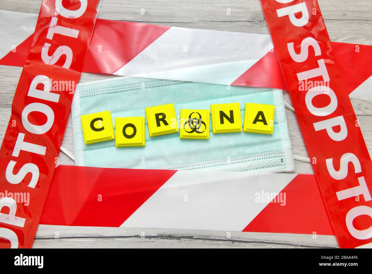 Corona golpe en máscara y detener la cinta, foto simbólica Coronavirus, Corona-Schriftzug auf Mundschutz und Absperrband, Symbolfoto Coronavirus Foto de stock
