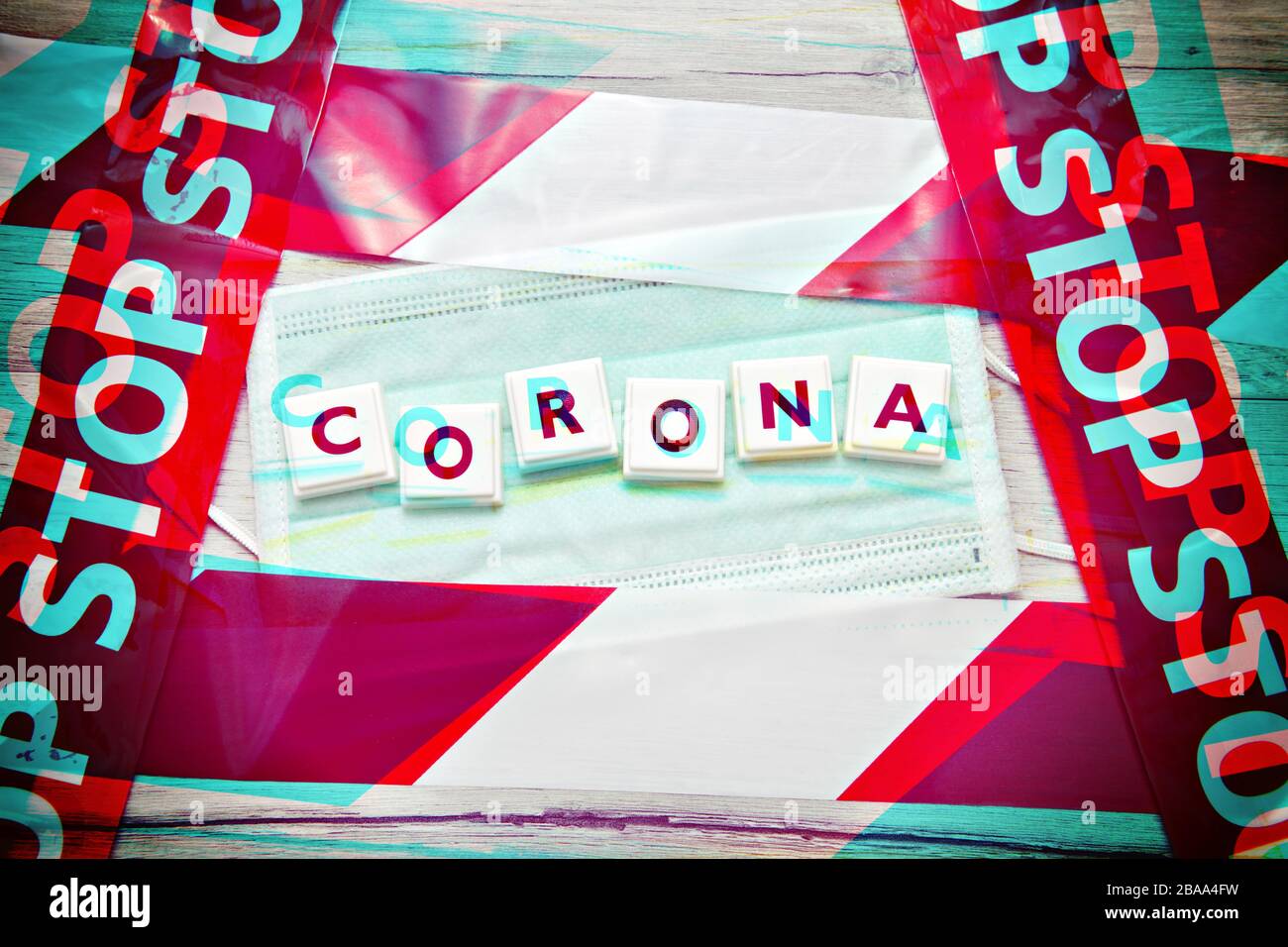 Corona golpe en máscara y detener la cinta, foto simbólica Coronavirus, Corona-Schriftzug auf Mundschutz und Absperrband, Symbolfoto Coronavirus Foto de stock