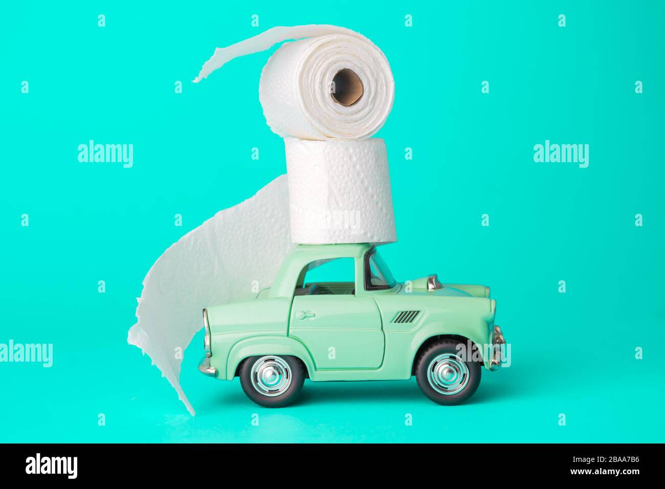 Juguete de coche con papel higiénico en el techo covid 19 coronavirus  suministros abstractos Fotografía de stock - Alamy