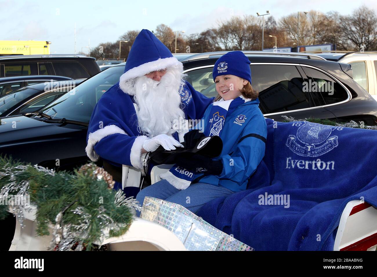 Un joven fan de Everton con Santa fuera de Goodison Park antes del juego. Foto de stock