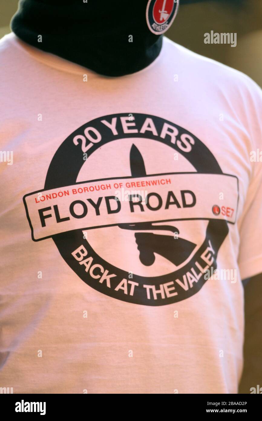 Detalle de una camiseta que conmemora los 20 años atrás en el Valle Foto de stock