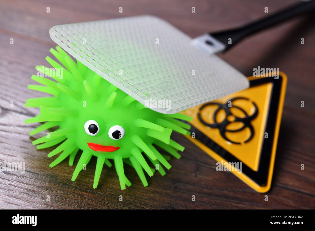 Virus con flyswatter, foto simbólica Coronafekt virus e infecciones por virus, virus-Figur mit Fliegenklatsche, Symbolfoto Coronavirus und Virusinusinus Foto de stock