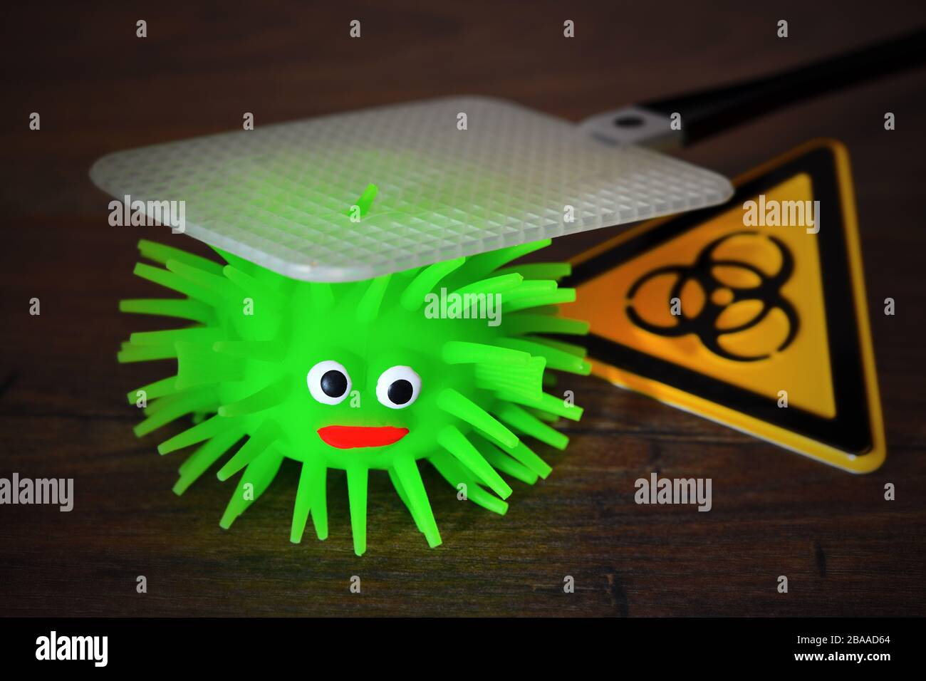 Virus con flyswatter, foto simbólica Coronafekt virus e infecciones por virus, virus-Figur mit Fliegenklatsche, Symbolfoto Coronavirus und Virusinusinus Foto de stock