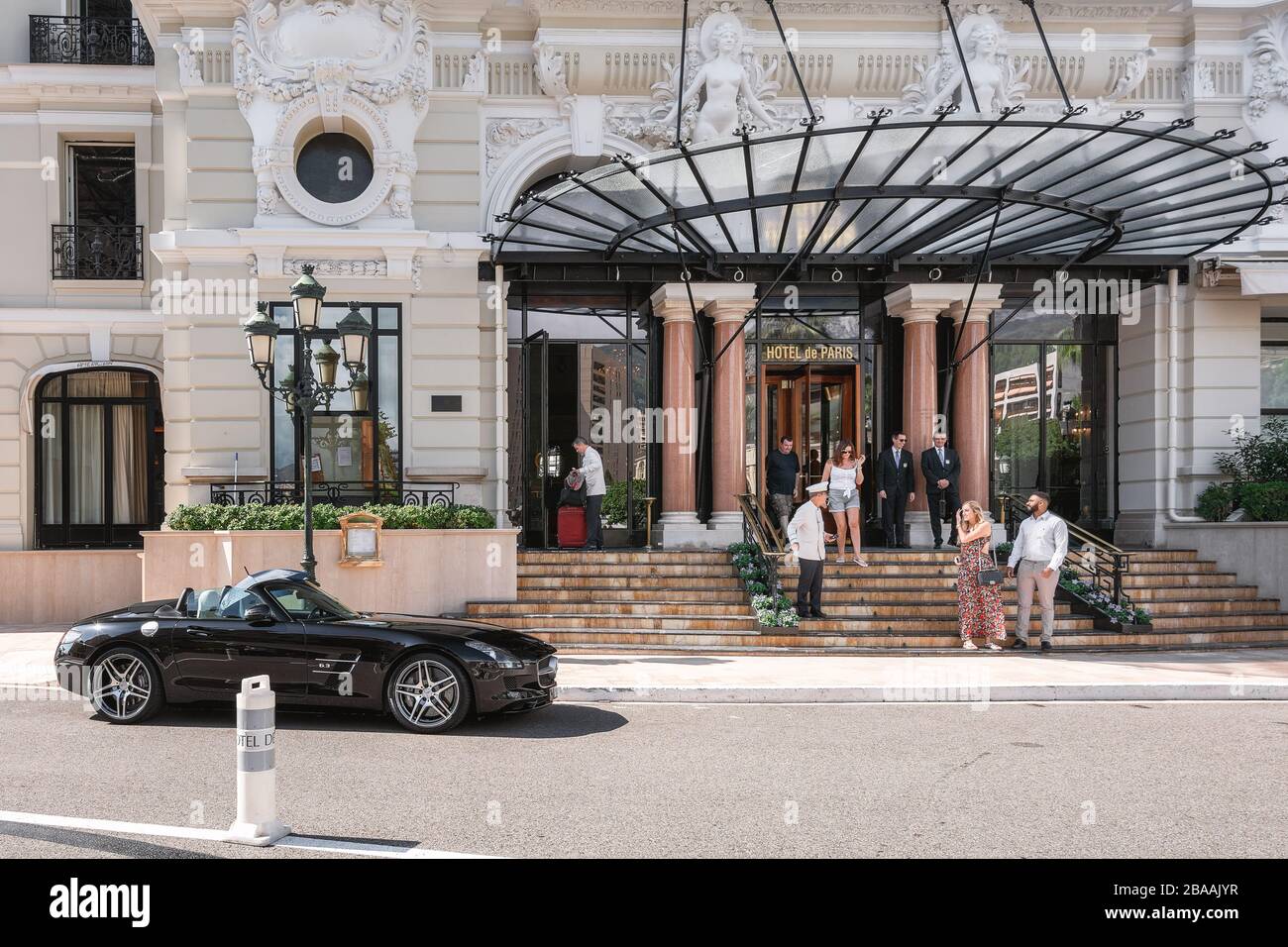 Mónaco, 14 de septiembre de 2018: La entrada al Hotel de Paris con su característico dosel de cristal en Mónaco Foto de stock