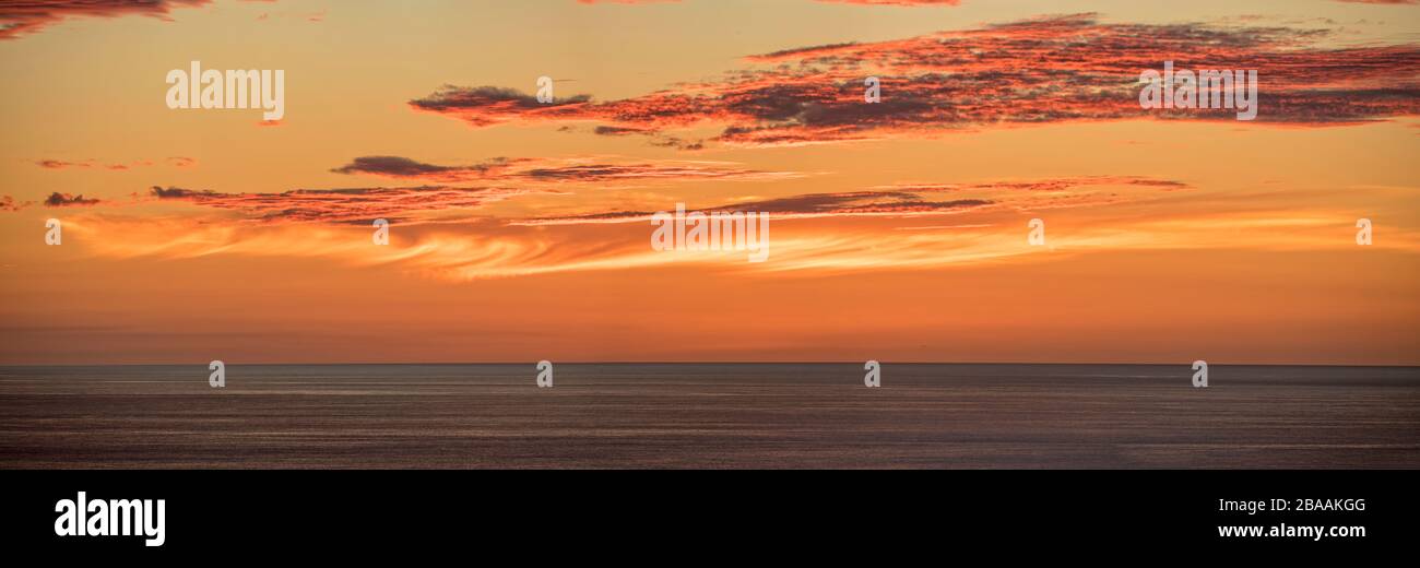 Panorama de la puesta del sol de la costa de South Kona en la isla de Hawaii, Estados Unidos Foto de stock