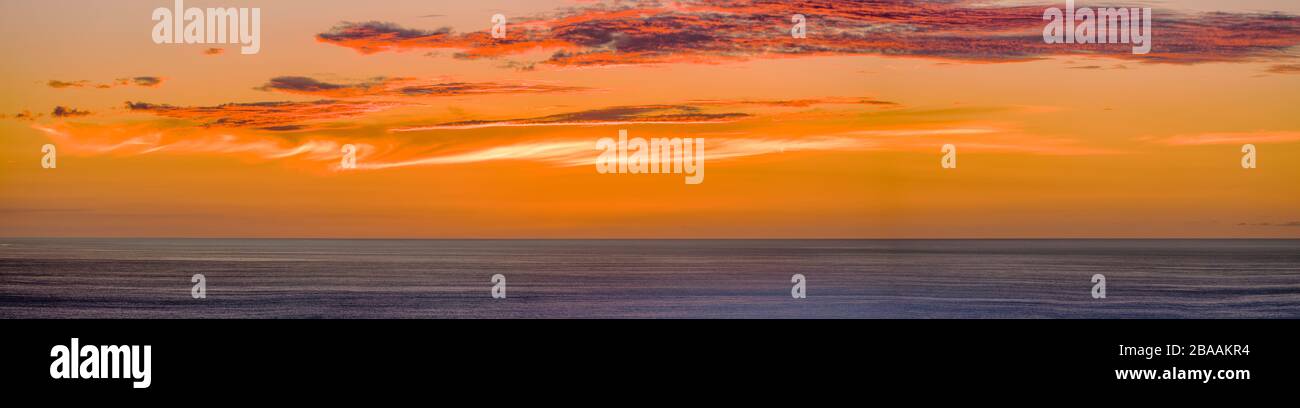 Panorama de la puesta de sol de la costa de South Kona, Isla de Hawaii, Estados Unidos Foto de stock