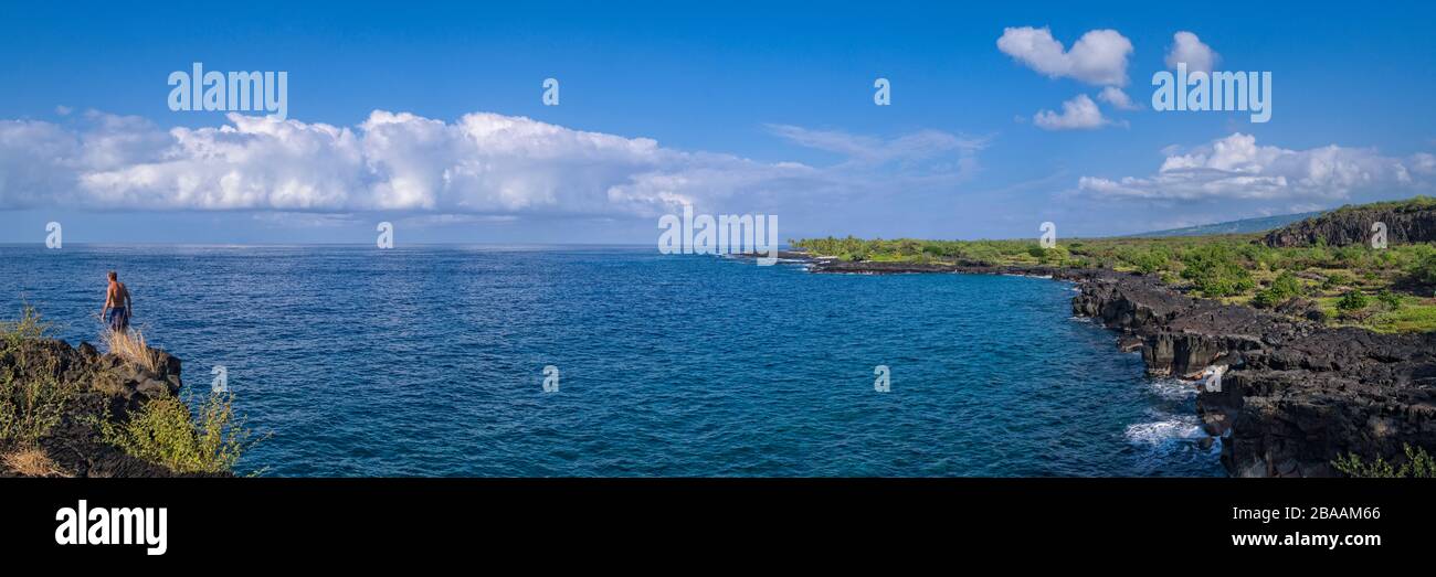 Panorama del espectador solitario en la Bahía de Alahaka, Parque Nacional Puuhonua o Honaunau en Hawai, Estados Unidos Foto de stock