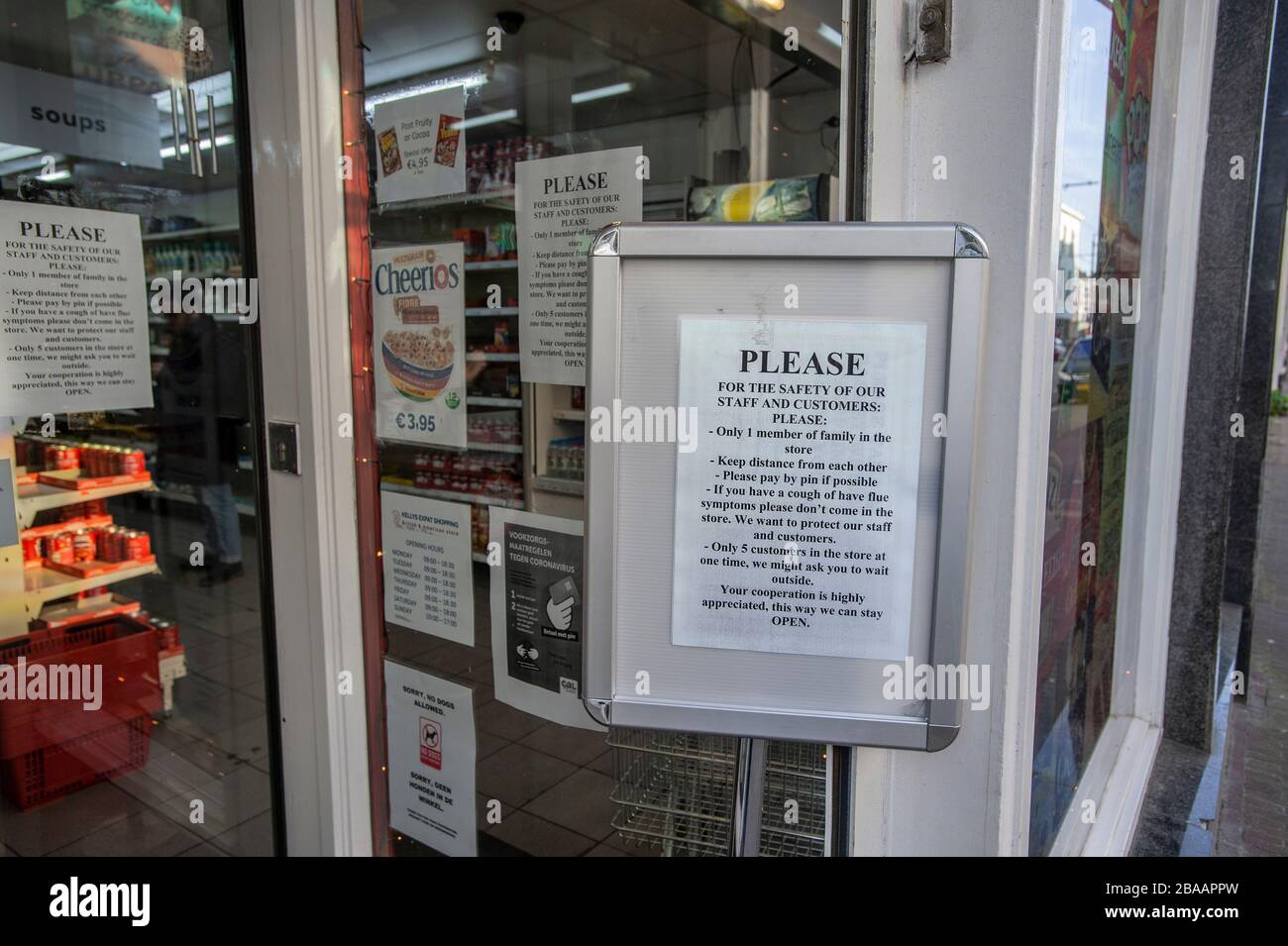Virus Corona, (covid-19). La haya, países Bajos. Miércoles 25 Marzo 2020. Bloqueo en los países Bajos. Sólo tiendas esenciales y algunos restaurantes abiertos para entregas de bicicletas y para llevar. El número de víctimas en los países Bajos es ahora: 7431 casos confirmados. 434 defunciones notificadas y el número total de casos admitidos en el hospital 2151. Cifras de RIVM - Instituto Nacional de Salud Pública y Medio Ambiente. Crédito: Charles M Vella/Alamy Live News Foto de stock
