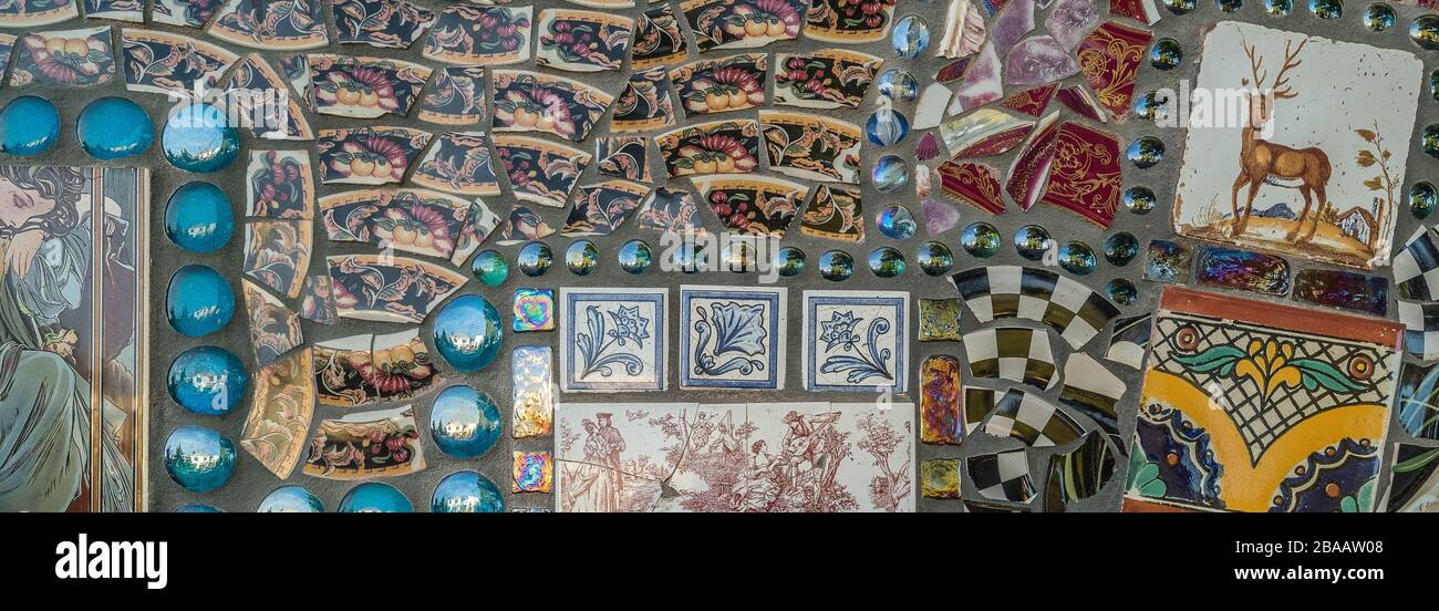 Mosaico de azulejos con varios patrones y colores Foto de stock