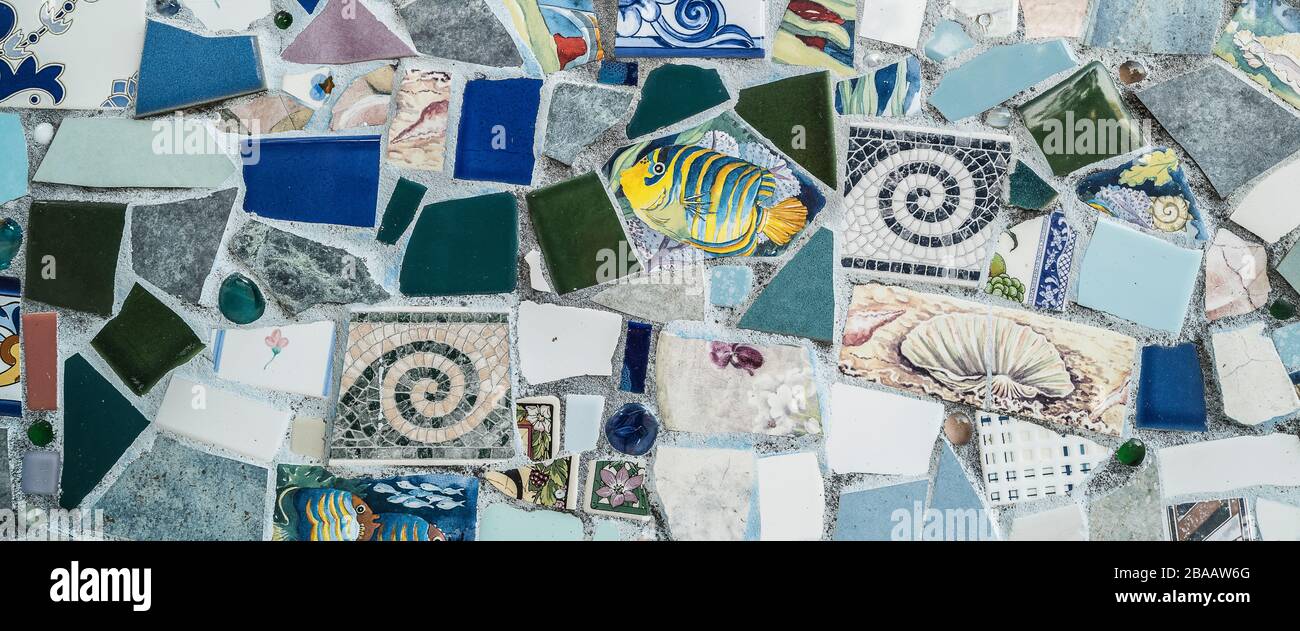 Mosaicos con varias formas, patrones y colores Foto de stock