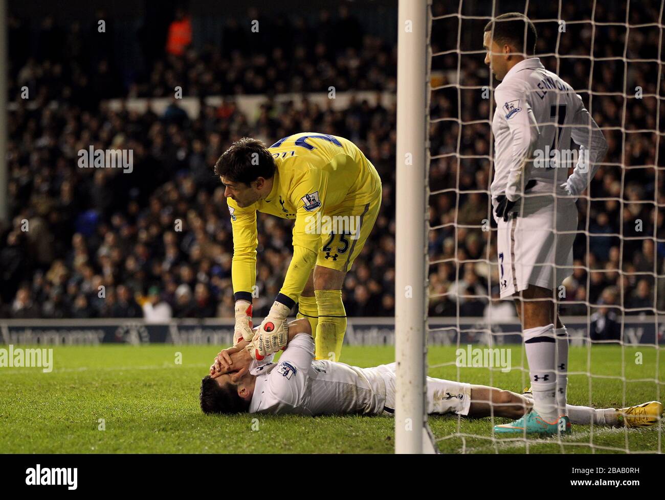 El fardo Gareth del Tottenham Hotspur se encuentra en el suelo después de marcar un gol Foto de stock