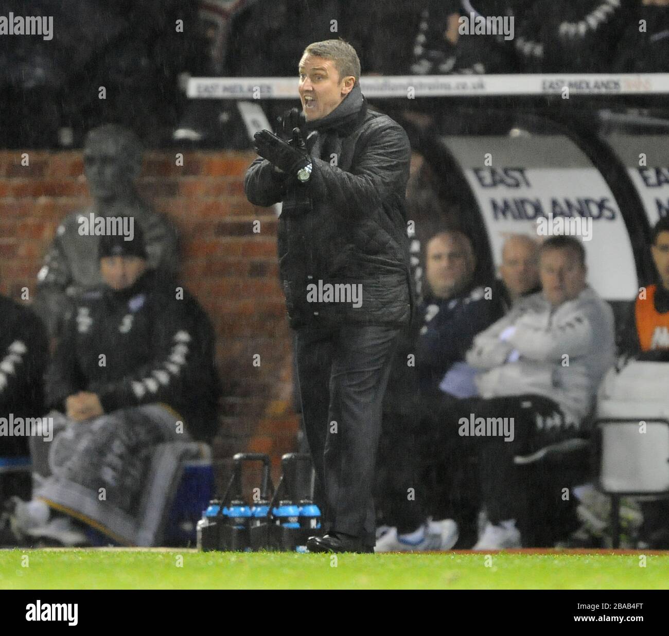 El gerente de Birmingham City, Lee Clarke, le da aliento a su equipo durante el partido contra Derby County. Foto de stock
