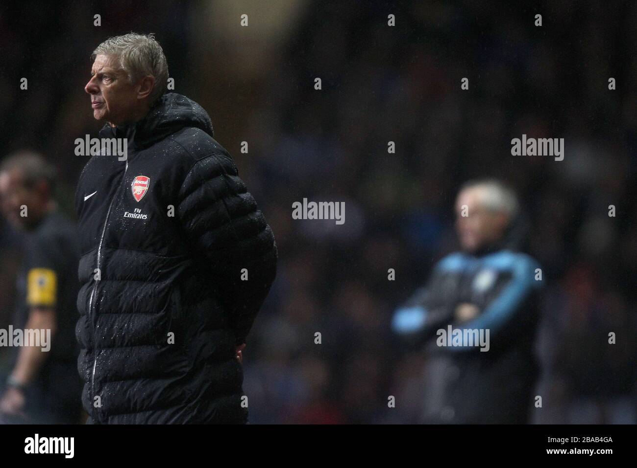 El gerente del Arsenal, Arsenal Wenger, estaba en la línea de contacto Foto de stock