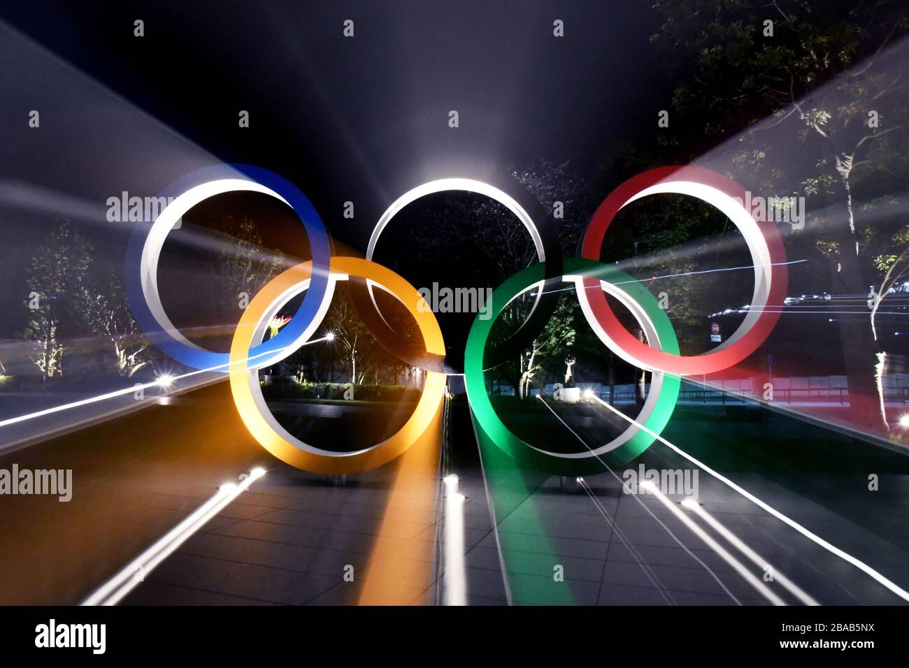 24 de marzo de 2020, Tokio, Japón: Los Anillos Olímpicos frente al Estadio  Nacional de Tokio Japón se pueden ver por la noche el martes 24 de marzo de  2020. Hoy, según