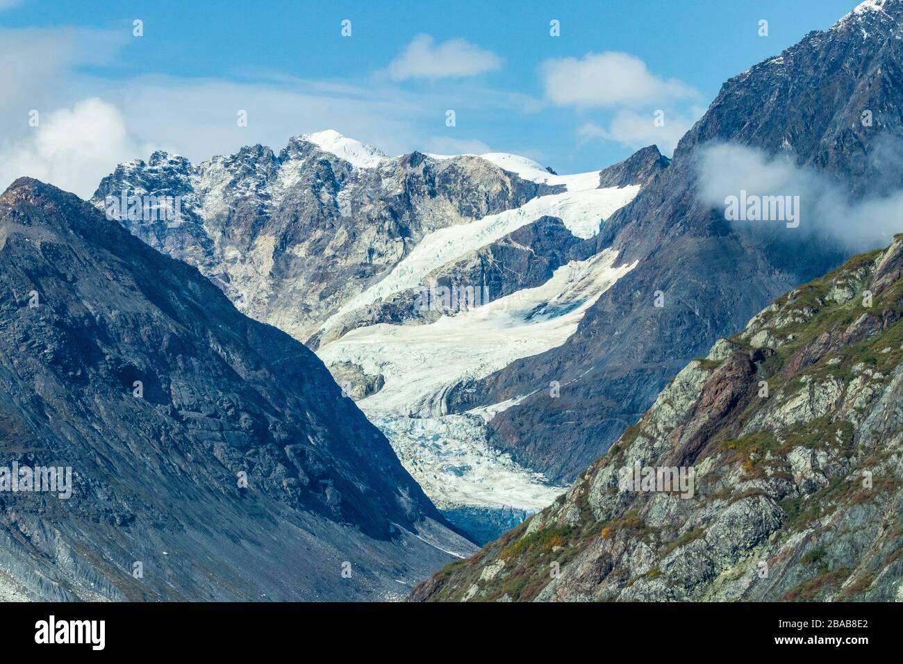 Glaciar Topeka (glaciar alpino) en el Parque Nacional Glacier Bay en Alaska Foto de stock