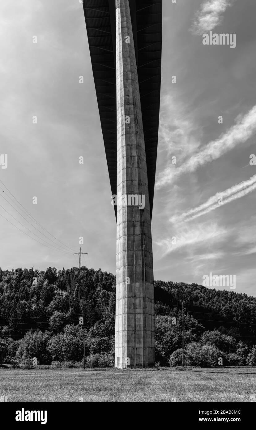 Pilar del puente capturado desde ángulo bajo, Baden Wurtemberg, Alemania Foto de stock