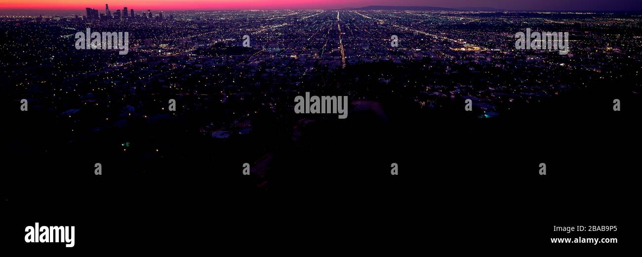 Panorama de la ciudad oscura densamente poblada al atardecer, los Ángeles, California, Estados Unidos Foto de stock
