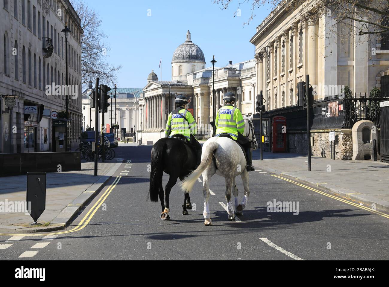 La policía montó en patrulla alrededor de Trafalgar Square durante el cierre de coronavirus de 2020, en el centro de Londres, Reino Unido Foto de stock