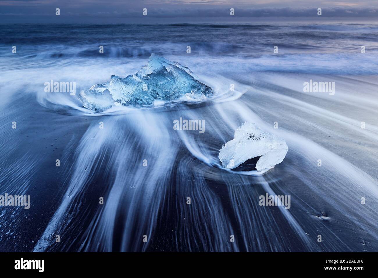 Bloques de hielo en Diamond Beach en Islandia Foto de stock