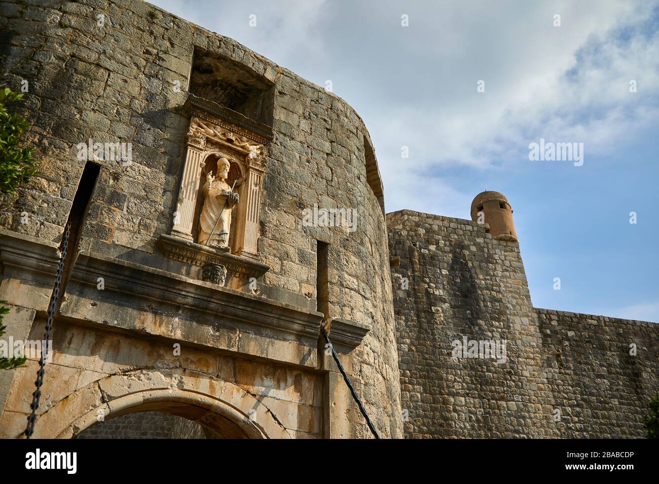 La estatua de San Blas en la pared de la Puerta de Pile que es la entrada a la zona de la Ciudad Vieja de Dubrovnik, Croacia Foto de stock