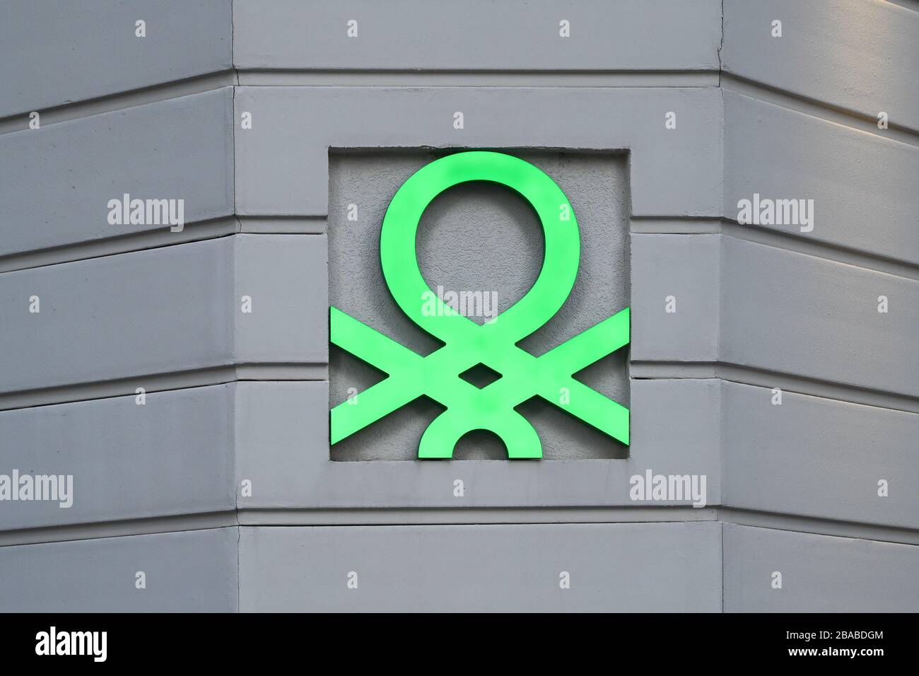 VIENA, AUSTRIA - NOVIEMBRE 2019: Logotipo de Marca iluminado en la pared  exterior de una sucursal de la tienda United Colors of Benetton en Viena  Fotografía de stock - Alamy