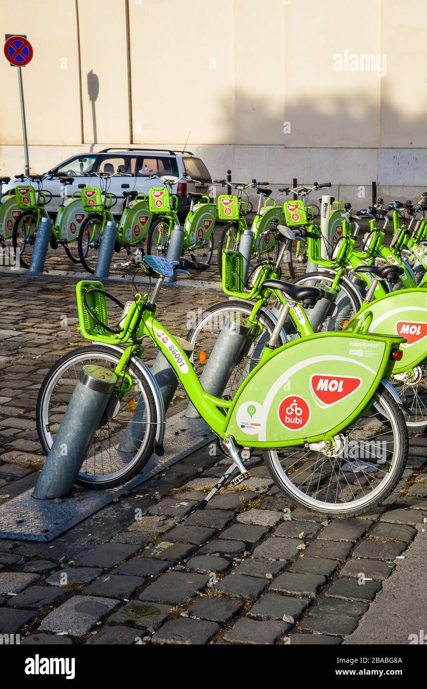 Budapest, Hungría - 6 de noviembre de 2019: Bicicletas verdes públicas para  alquilar en el centro de