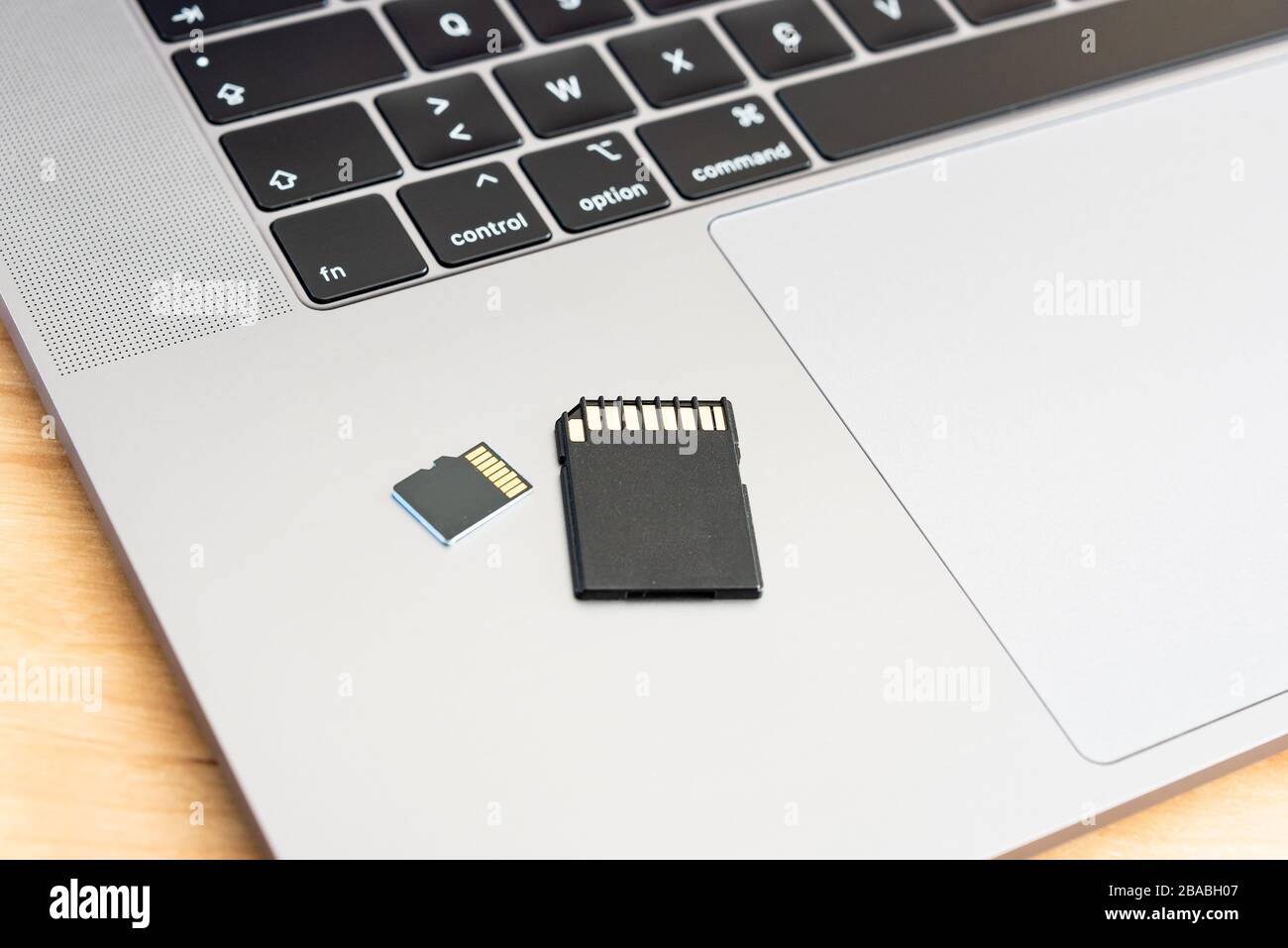 Una tarjeta de memoria SD y micro SD en un ordenador portátil Fotografía de  stock - Alamy