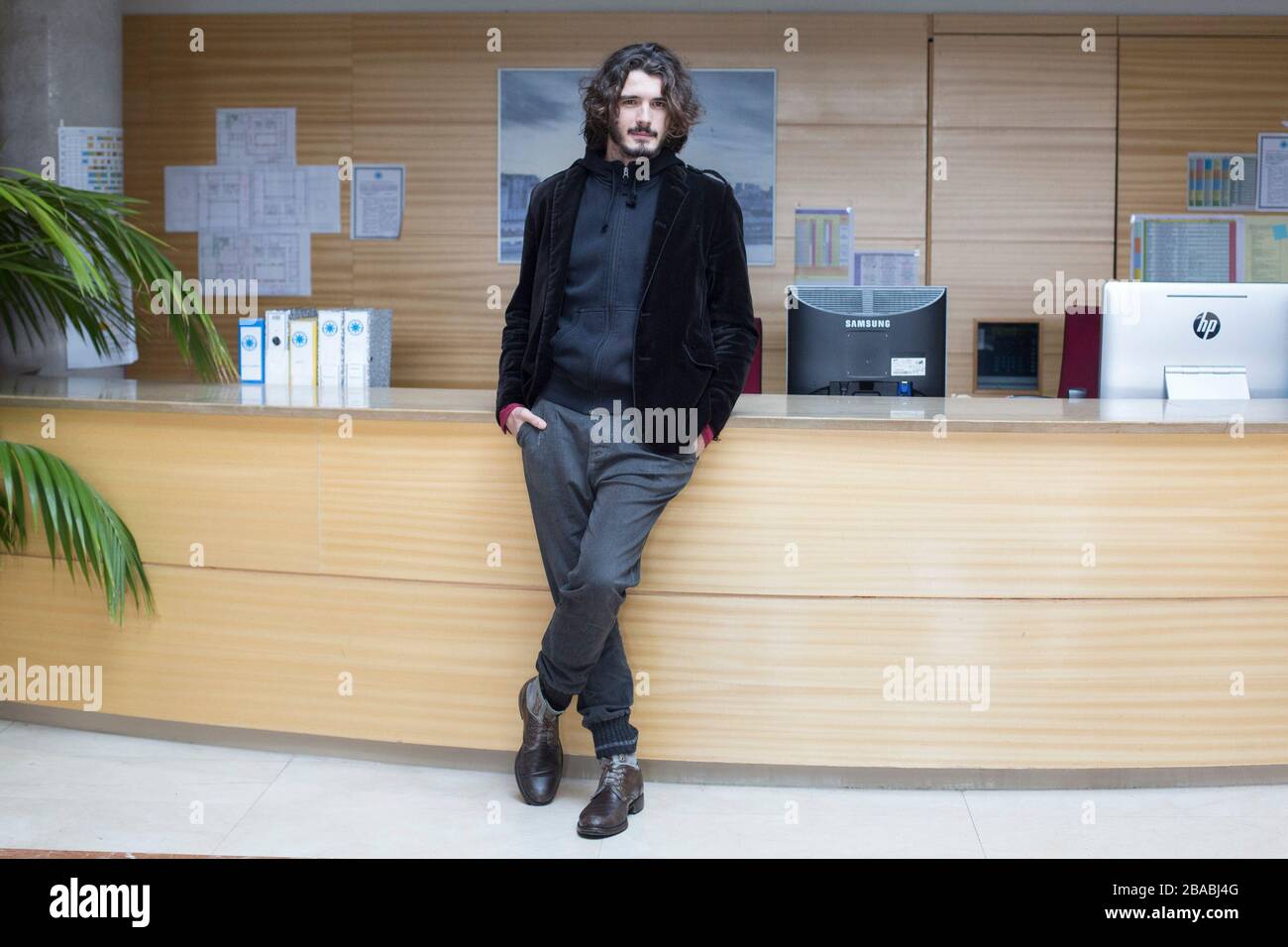 El actor Yon González posará durante la presentación del Show de TV del 'Bajo sospecha' en Madrid, España. 11 de enero de 2016. (ALTERPHOTOS/VICTOR BLANCO) Foto de stock