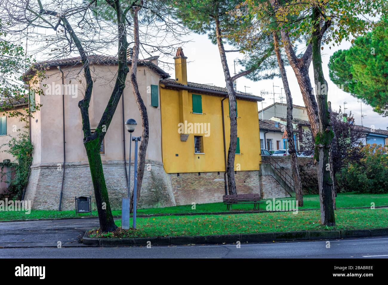 Antiguo bastión poligonal en la muralla medieval de la ciudad convertido en un edificio residencial en Cesena Emilia Romagna Italia Foto de stock