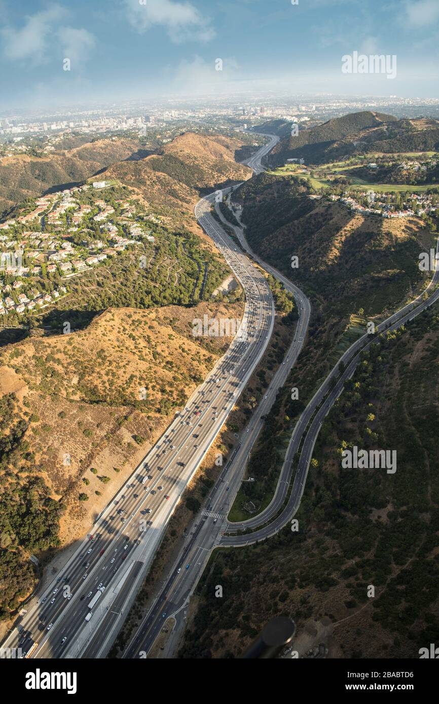 Vista aérea de la autopista entre montañas en los Angeles, California, Estados Unidos Foto de stock