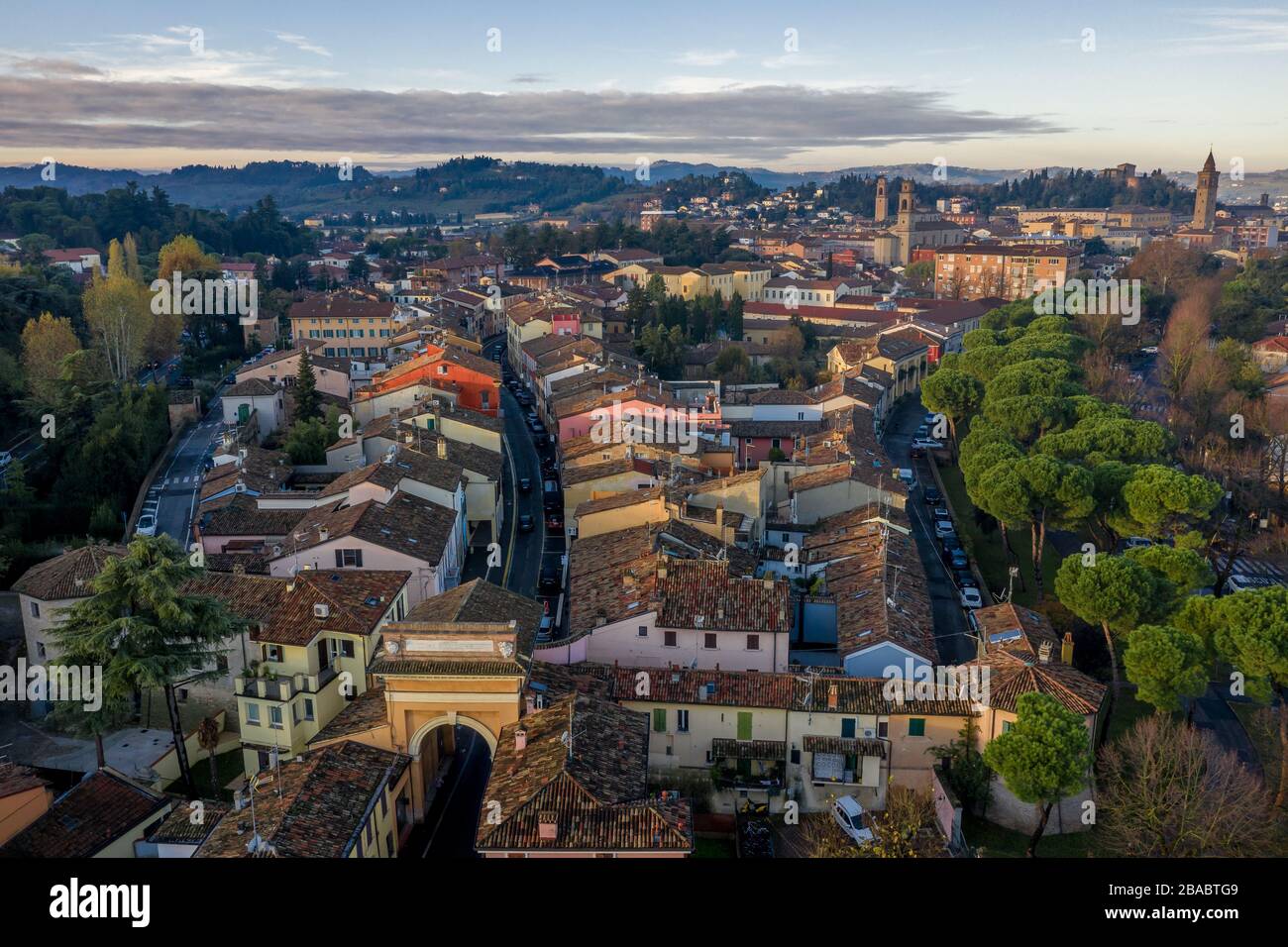 Por la mañana vista aérea de Cesena en Emilia Romagna Italia cerca de Forli y Rimini, con el castillo medieval de Malatestiana, Piazza del Popolo y Cathol Romano Foto de stock