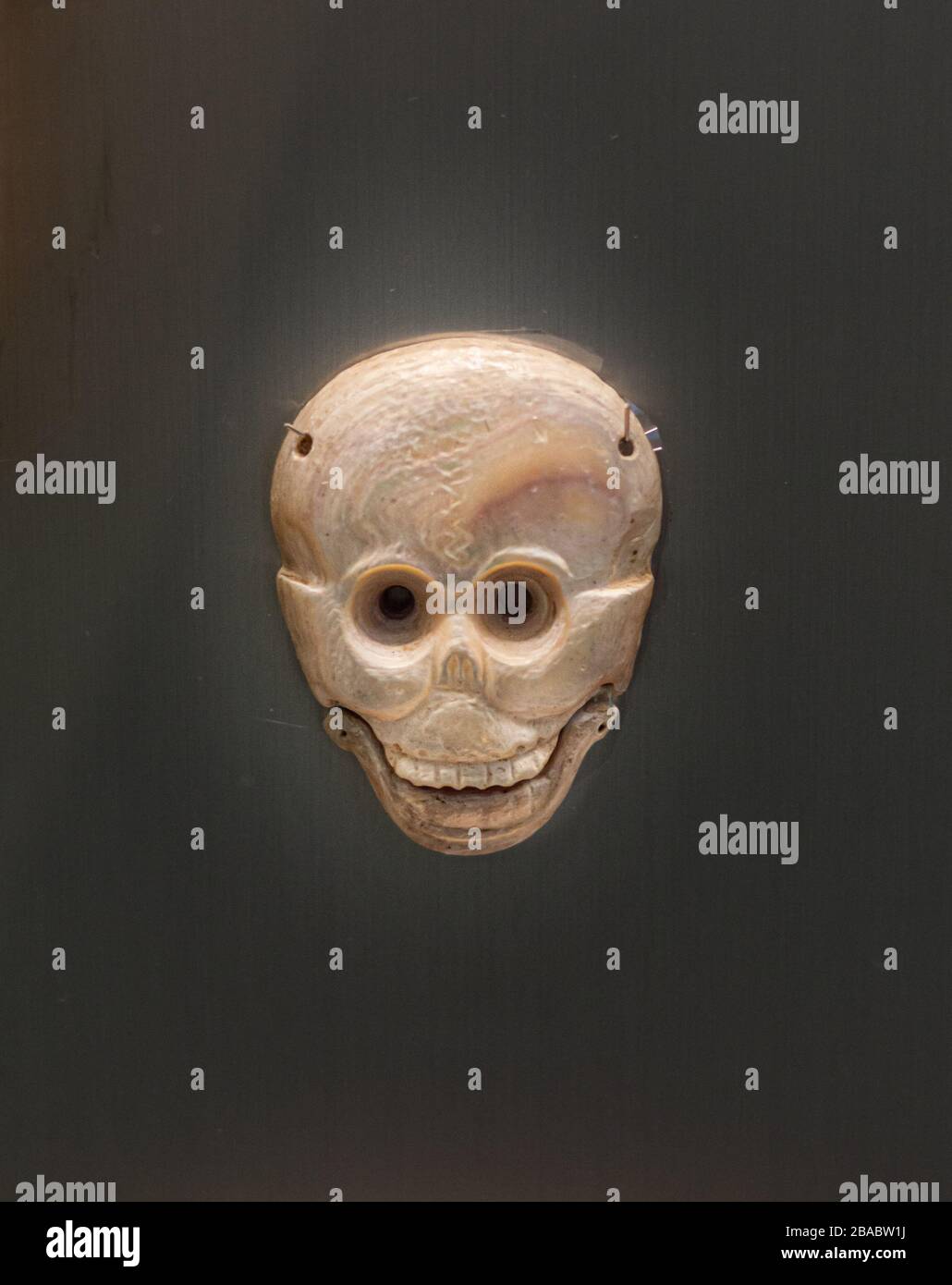 Colgante en forma de cráneo hecho de concha de concha, encontrado en la tumba de Ukit Kan le't Tok, gobernador maya de Ek Balam. Yucatán , México. Foto de stock