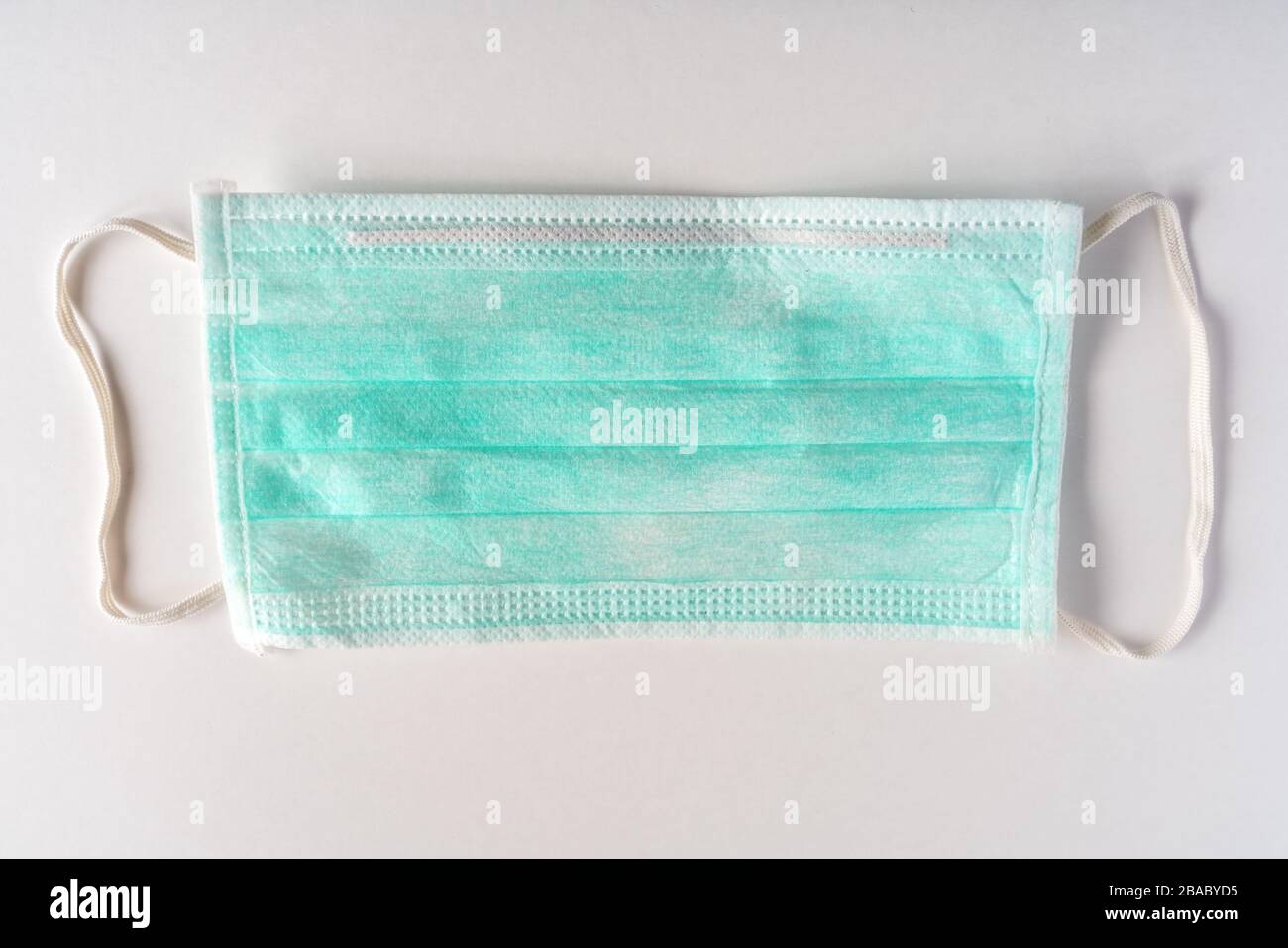 Coronavirus covid 19 moléculas de bacterias en una máscara respiratoria