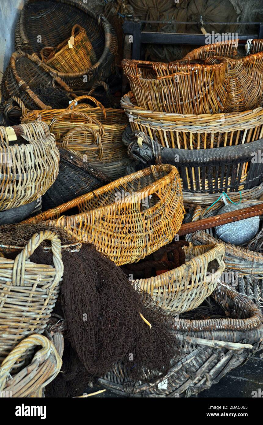 cestos de pesca de sauce, cestos y red de pesca. Foto de stock