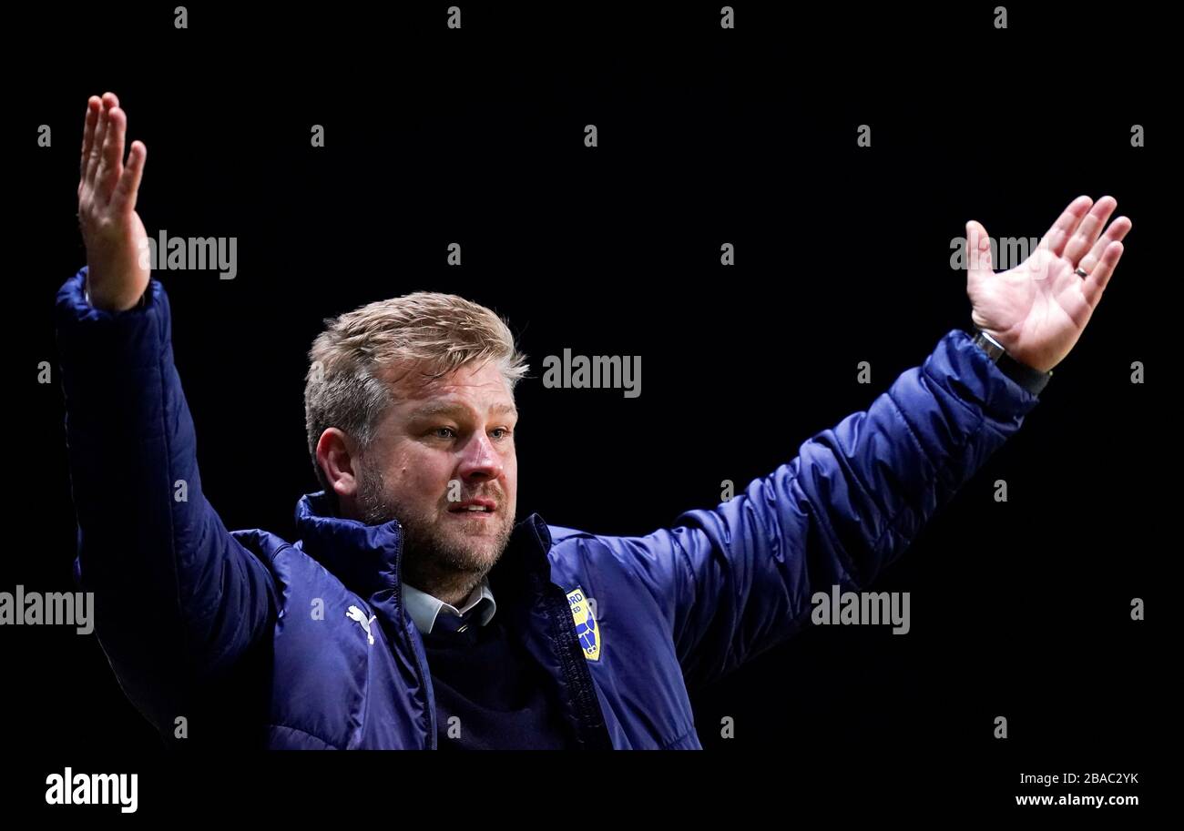 El gerente de Oxford United Karl Robinson se hace cargo de los gestos en la línea de contacto Foto de stock
