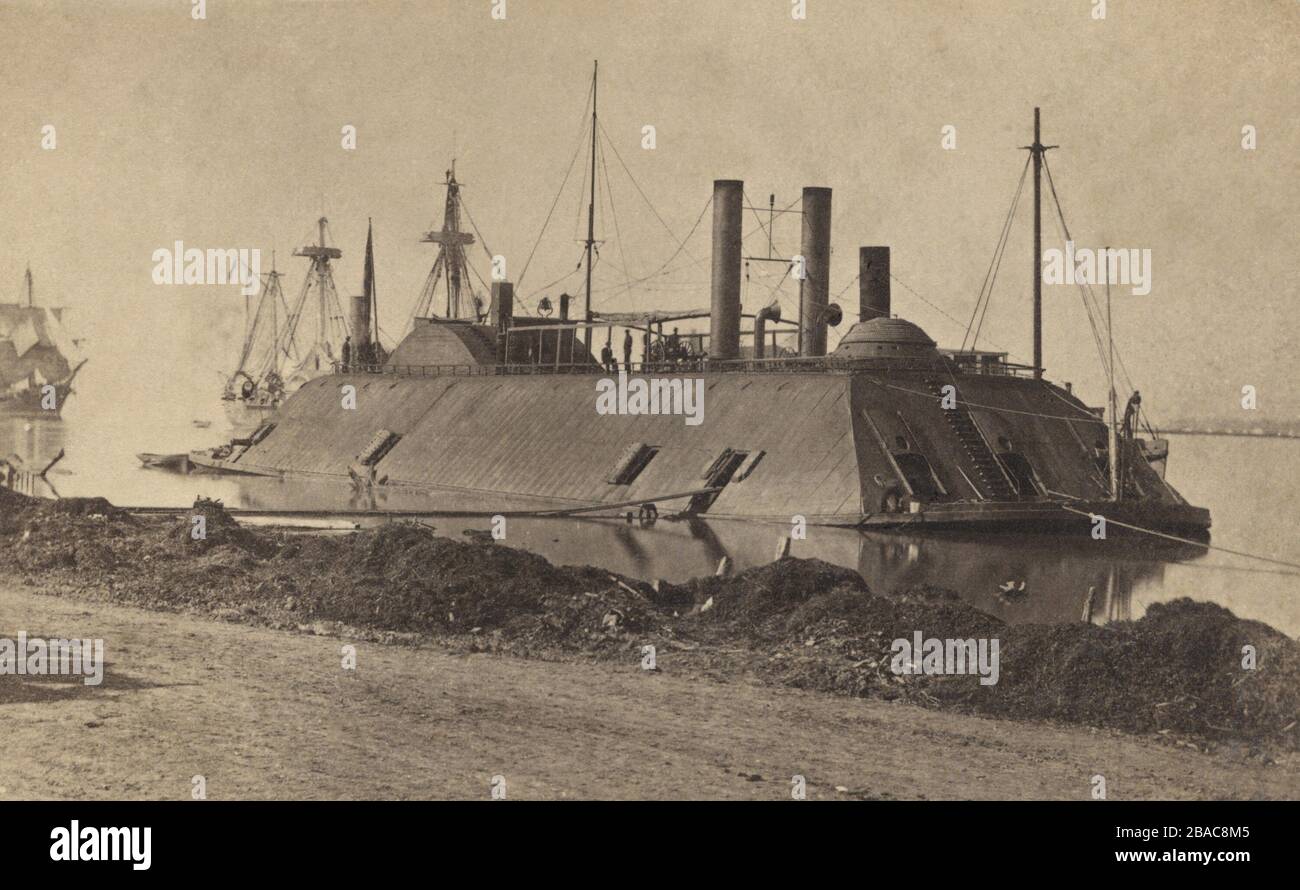 El USS Essex, con revestimiento de hierro, atracó en Baton Rouge, Luisiana, julio de 1862. El 5 de agosto de 1862, USS Essex ayudó a repeler un ataque del Ejército Confederado contra Baton Rouge. USS Essex fue un cañón de río de 1000 toneladas de hierro de la Marina de la Unión durante la Guerra Civil de los Estados Unidos. El USS Essex fue originalmente construido en 1856 en New Albany, Indiana, como un ferry de vapor llamado 'New era'. Foto de McPherson y Oliver (BSLOC 2018 8 91) Foto de stock