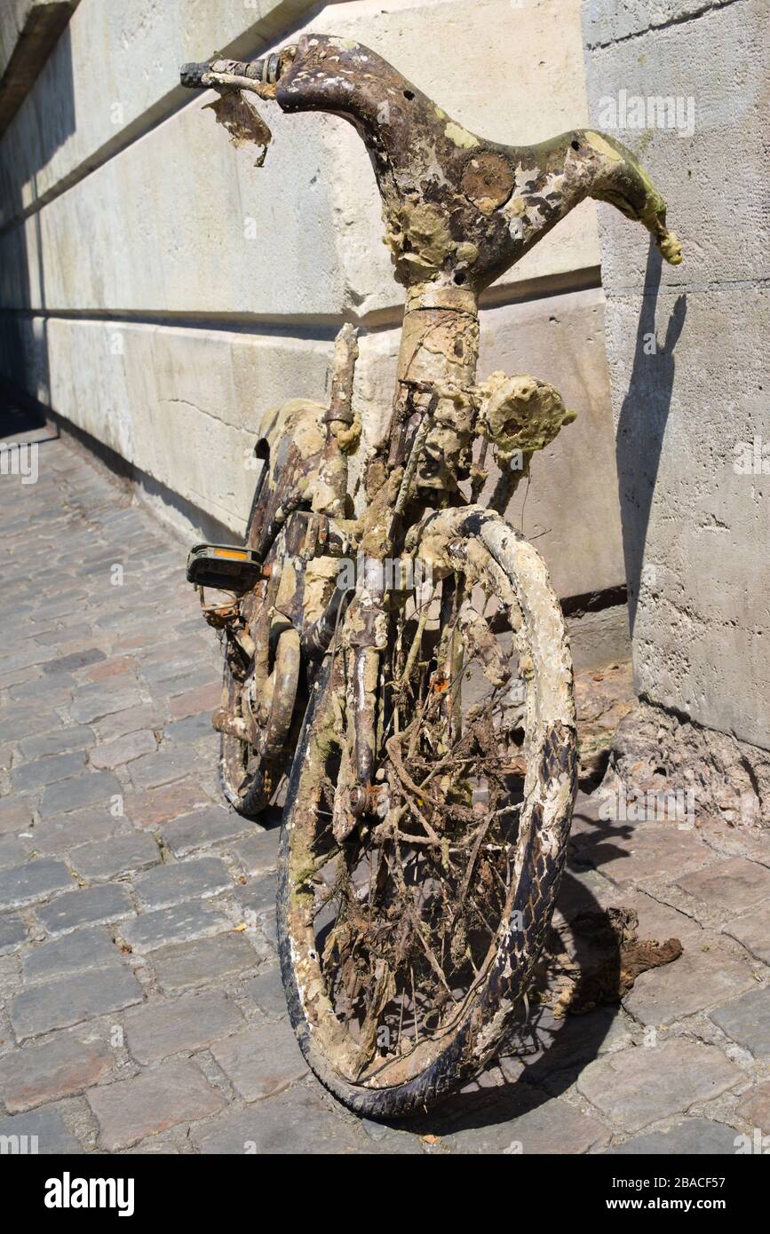 Bicicleta dañada fotografías e imágenes de alta resolución - Alamy