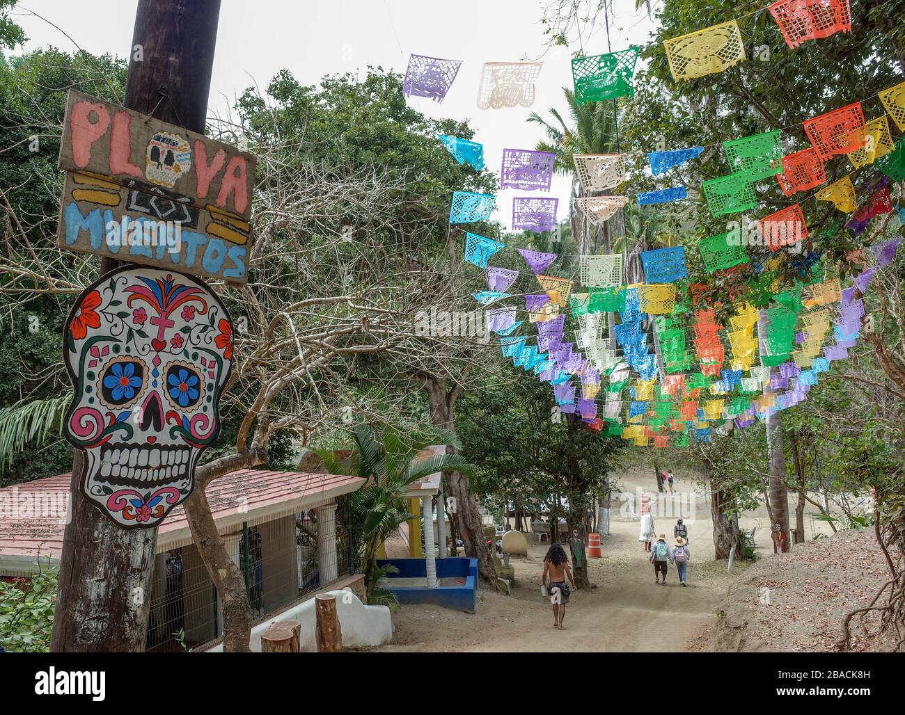 Calavera en un cartel que conduce a Playa los muertos, Sayulita, Riviera Nayarit, México