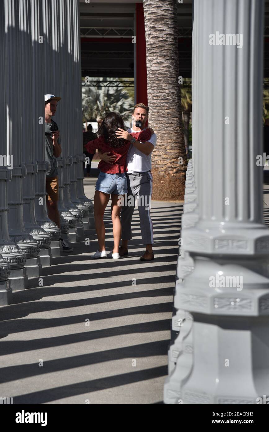 LOS ÁNGELES, CA/USA - 9 DE OCTUBRE de 2018: Derek Hough y Hayley Erbert bailando en la escultura Urban Light en LACMA mientras se grababan con Go Foto de stock