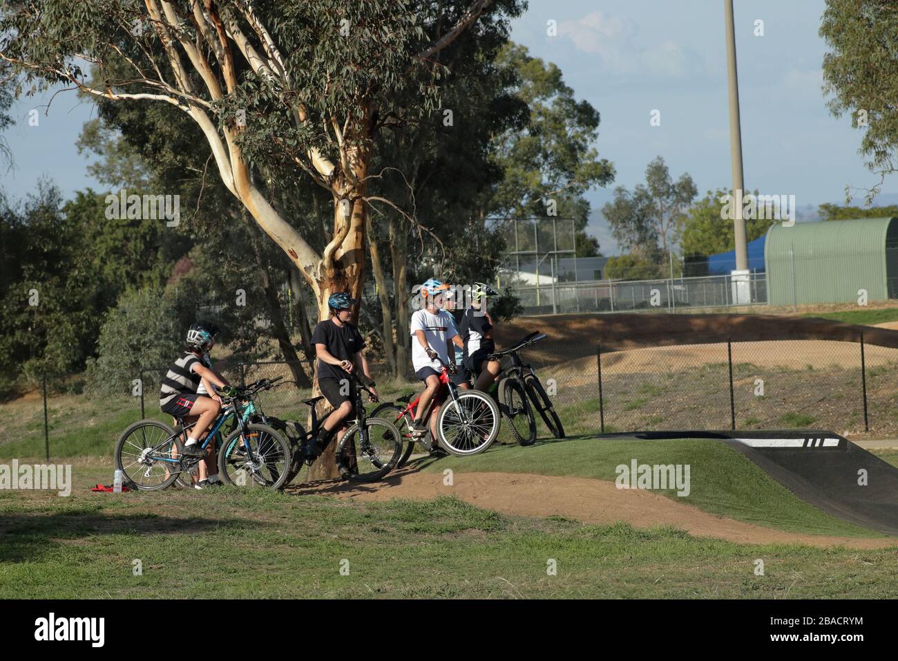 Los niños ignorando las reglas de distancia social de 4m2 en Victoria, Wodonga después de la annoucement del gobierno de Australia. Foto de stock