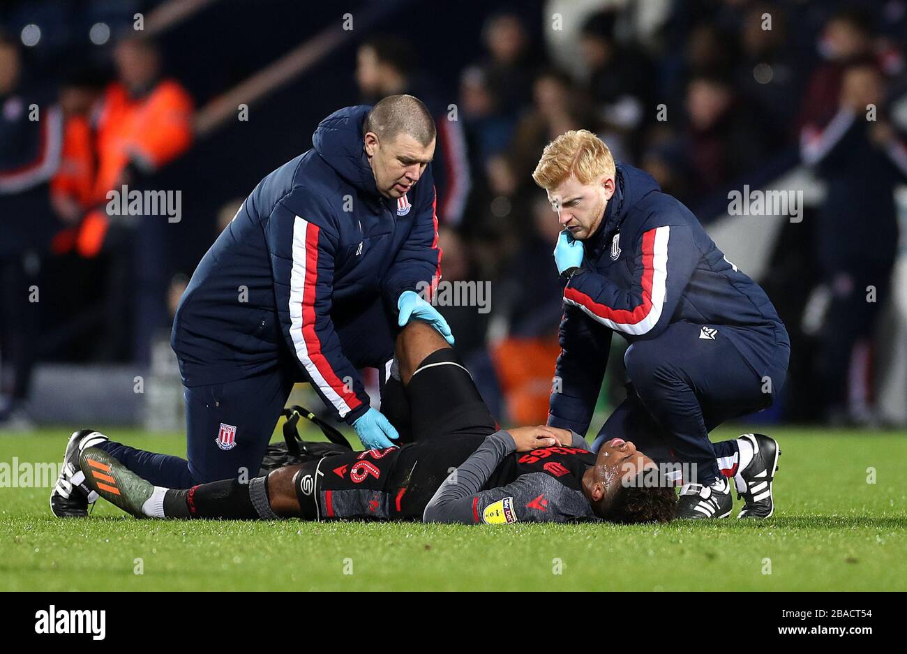 Tirese Campbell de Stoke City es revisado por el personal médico de Stoke City después de recoger una lesión Foto de stock