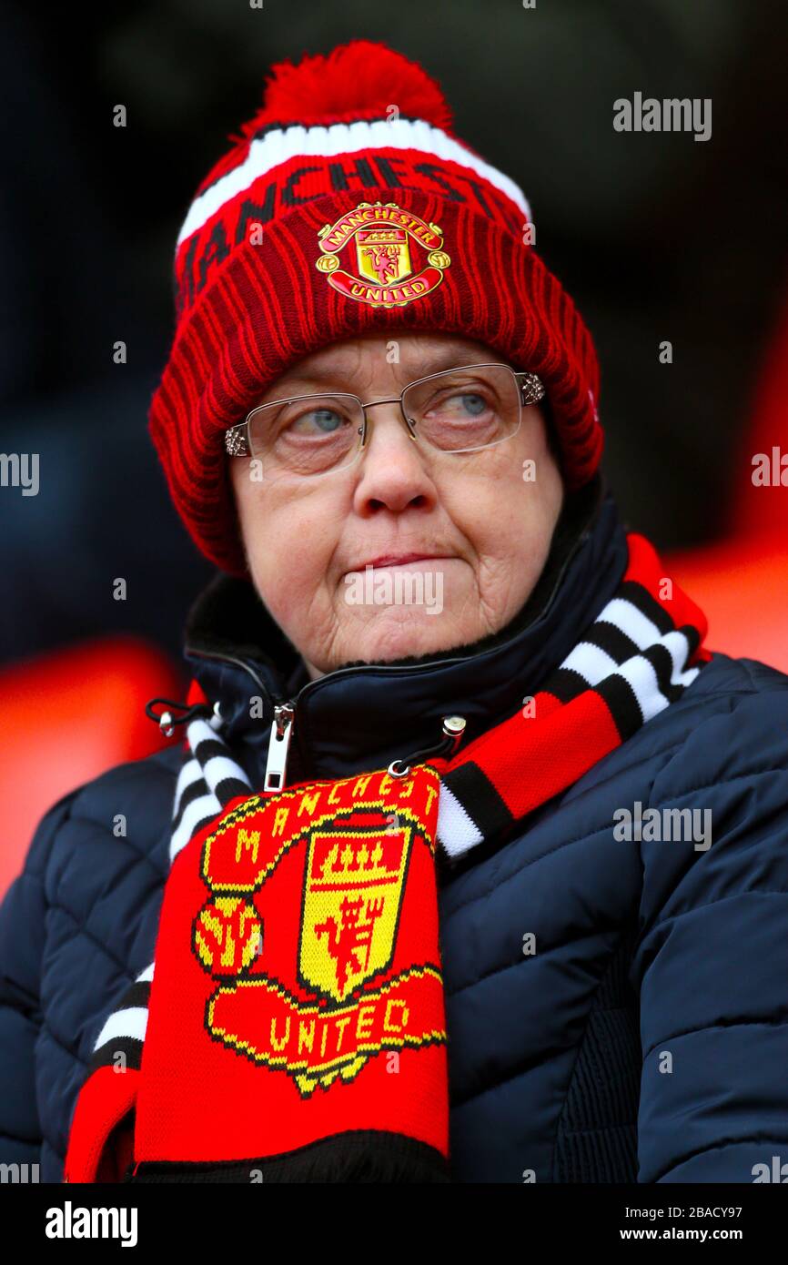 Un ventilador del Manchester United muestra su apoyo en los soportes Foto de stock