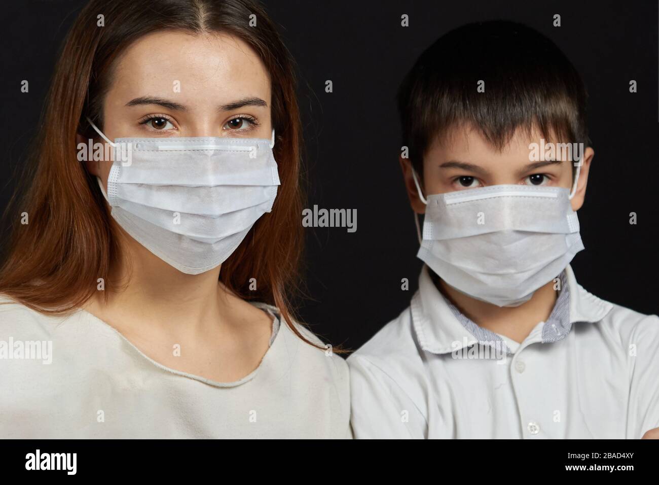 Retrato de las personas en una máscara médica una niña con una máscara médica un niño en una máscara, para proteger contra la propagación del virus. Foto de stock