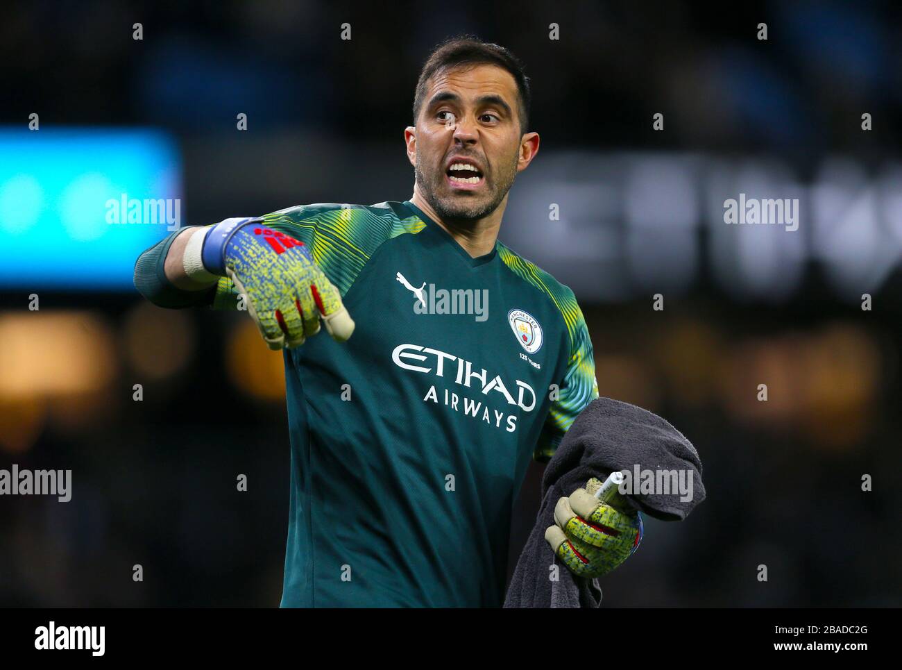 Manchester goalkeeper claudio bravo fotografías e alta - Alamy