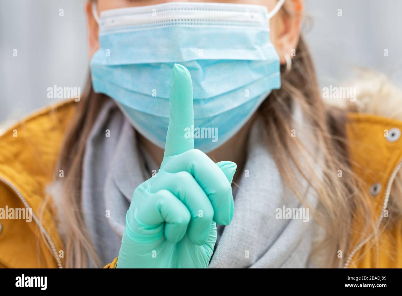Imagen de cerca de mujeres jóvenes con máscara quirúrgica y guantes - alerta pandémica Covid 19 Foto de stock