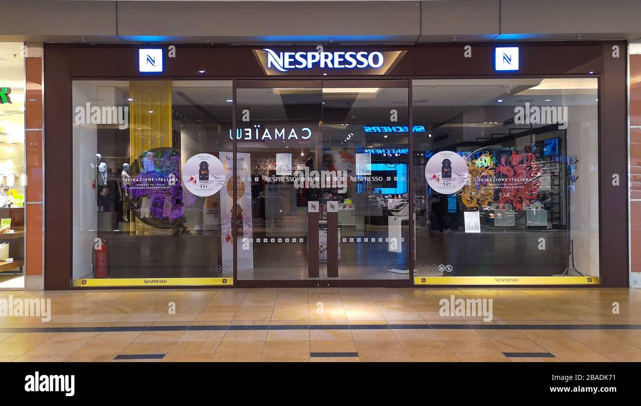 Nespresso shop retail fotografías e imágenes de alta resolución - Alamy