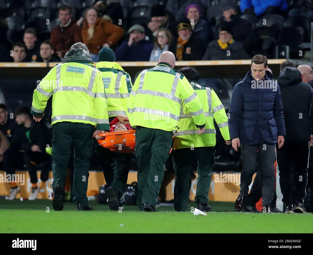 Aleksandar Mitrovic de Fulham es llevado por personal médico Foto de stock